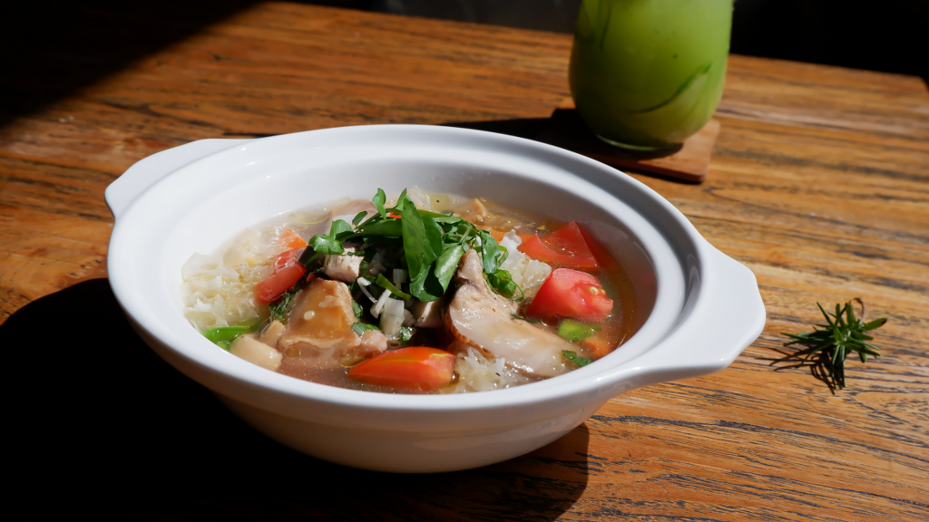 Soup Ayam Rempah, Menu Yang Cocok Banget Kalian Santap di Bulan November