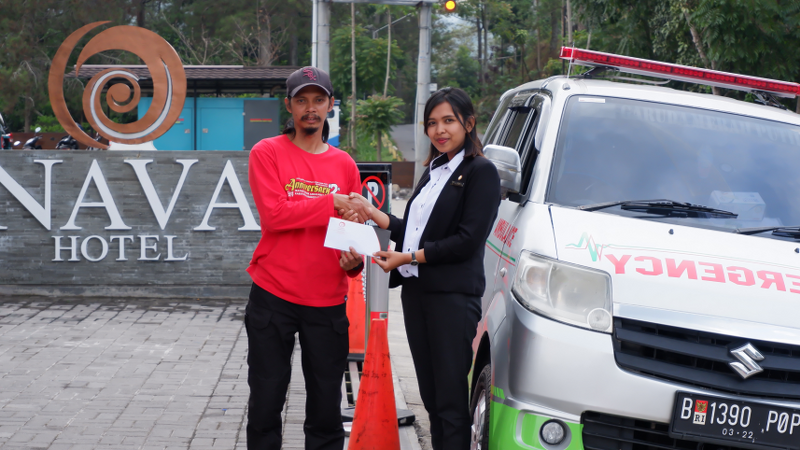 NAVA HOTEL TAWANGMANGU SERAHKAN BANTUAN PENGADAAN AMBULANCE MASJID HIDAYATUL AKBAR LINGKUNGAN BEJI