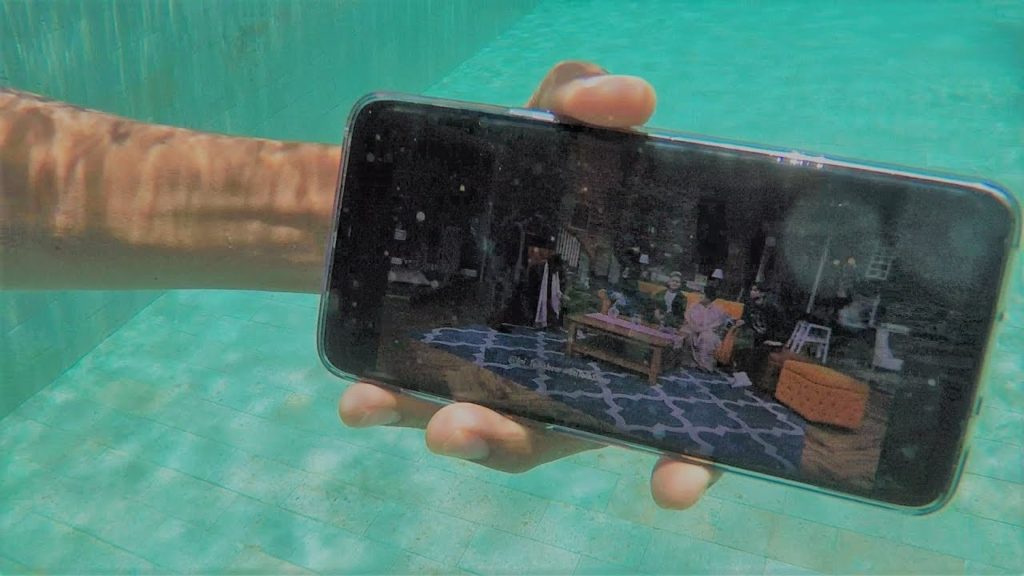 Berenang sambil foto-foto pake smartphone? Yuk lakuin ini setelah pake hapemu buat foto underwater!